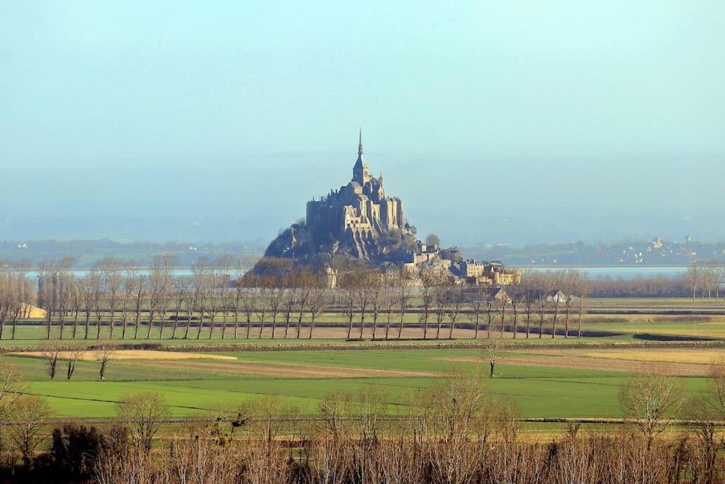 La Vallee Proche Du Mont Saint Michel